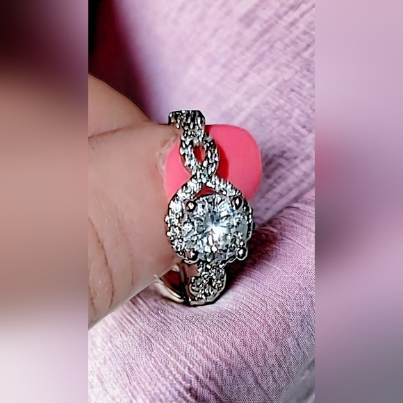 Cz womens  size 8 ring - Picture 3 of 3